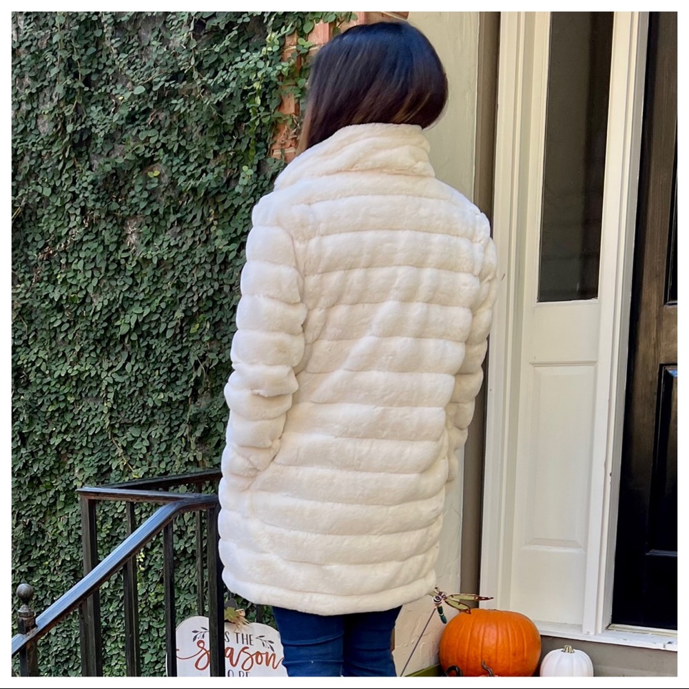 #30 Fabulous Winter white  soft Faux Fur Jacket with pockets - Picture 5 of 6